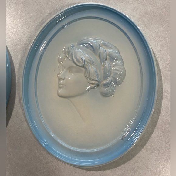 Set of two ceramic wall hangings Victorian women - Picture 2 of 8